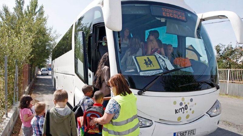 IU Cartaya denuncia la falta de monitores en el transporte escolar entre El Rompido y El Portil