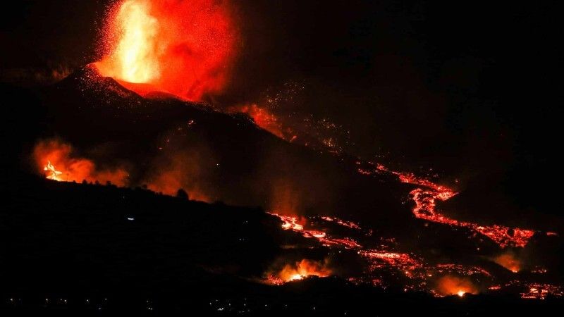 Bomberos Sin Fronteras presta ayuda desde Huelva a los afectados por el volcán de La Palma