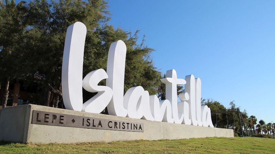 Islantilla inaugura un nuevo punto de encuentro y 'photocall selfie' en el paseo marítimo