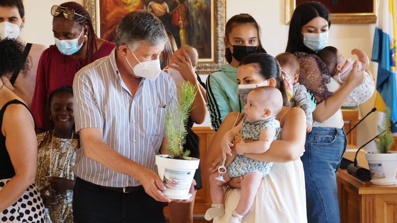 Palos entrega 16 'cheques bebé' con un valor de entre 900 a 1.100 euros