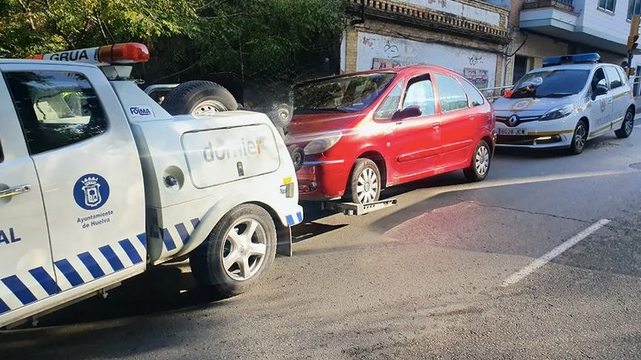 Detenidos tras ser sorprendidos en un coche robado