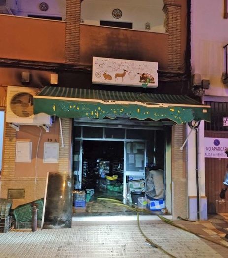 Un incendio calcina una tienda de alimentación en Almonte