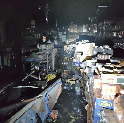 Un incendio calcina una tienda de alimentación en Almonte