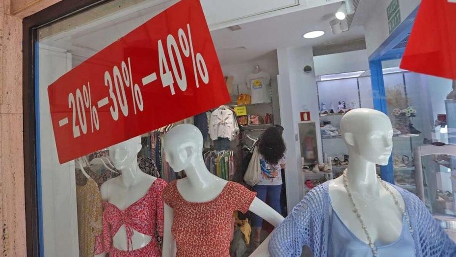 Los comerciantes achacan a la inflación y a la ola de calor el descenso de ventas en rebajas