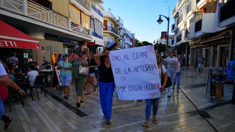 Varios vecinos de Punta Umbría se manifiestan ante la casa de la alcaldesa en protesta por el cierre de la cafetería 'La Artesana'