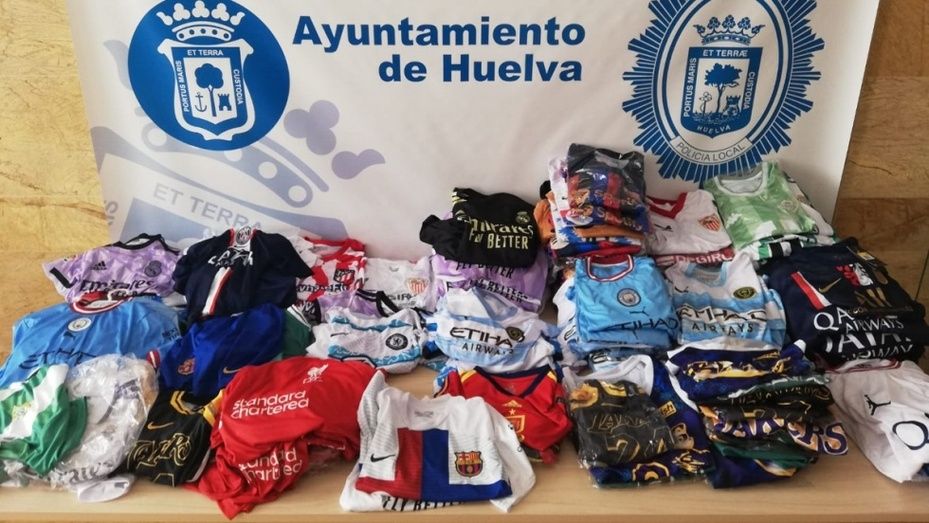 La Policía Local incauta en el Mercadillo de la capital 414 prendas de reconocidas marcas falsificadas