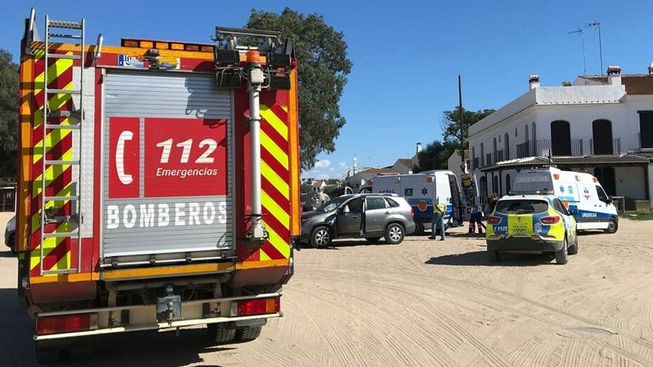 El choque entre dos coches en una calle de El Rocío deja cuatro mujeres heridas