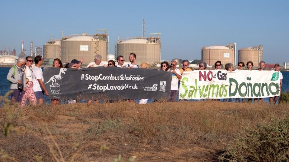 Activistas de Ecologistas en Acción protestan frente a Enagas por el creciente uso del gas licuado