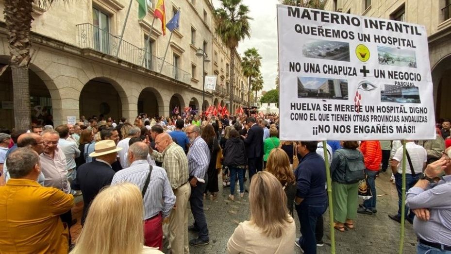 De las redes a la calle: cientos de onubenses exigen ante Salud un Materno Infantil 'digno'