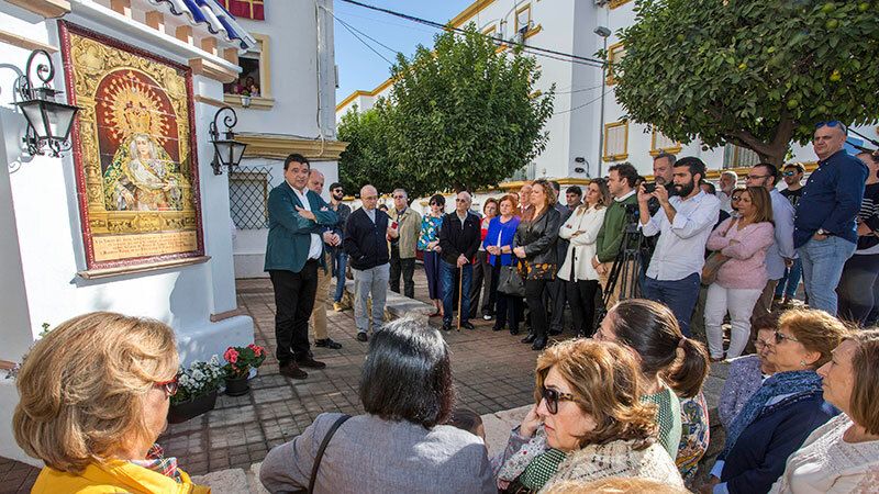 Homenaje municipal a la Virgen del Amor en la inauguración de un azulejo en su honor