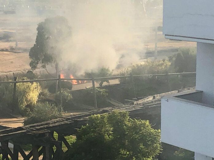 Arden materiales de una obra junto al Muelle del Tinto y levantan una gran columna de humo