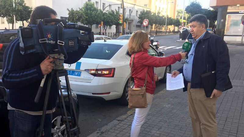 Los vecinos de Costa de la Luz entregan un nuevo escrito en el Juzgado para solicitar el desalojo urgente del local ocupado
