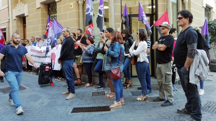 Decenas de personas muestran su apoyo al despedido 'perseguido' por Giahsa