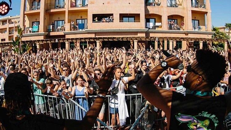 Punta Umbría volverá a recibir a 10.000 jóvenes portugueses en el V Festival Village