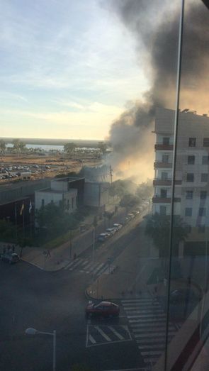 Arden materiales de una obra junto al Muelle del Tinto y levantan una gran columna de humo