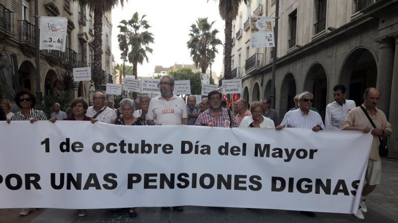 Un centenar de personas se movilizan en Huelva en el Día Internacional del Mayor