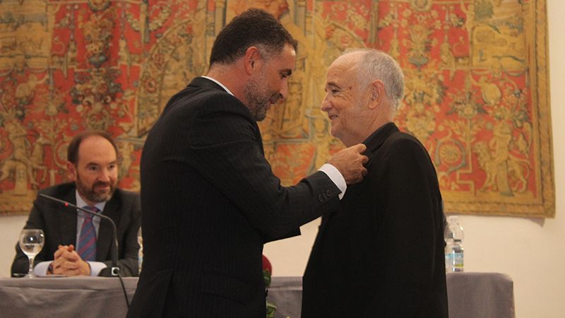 Alfonso Alegre recibe el Perejil de Plata de la Fundación Zenobia-Juan Ramón