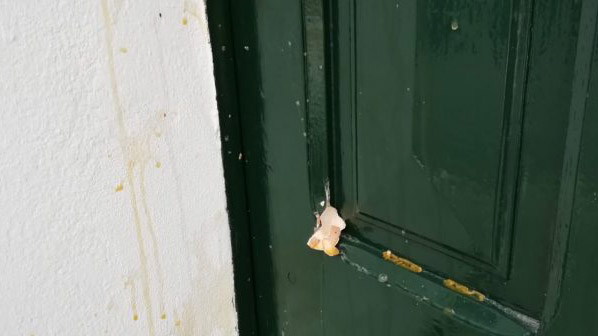 La fachada de la Casa del Pueblo de La Palma amanece con huevos estampados