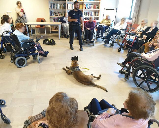 Los mayores de Aljaraque conocen los secretos de la Unidad Canina de la Policía Local