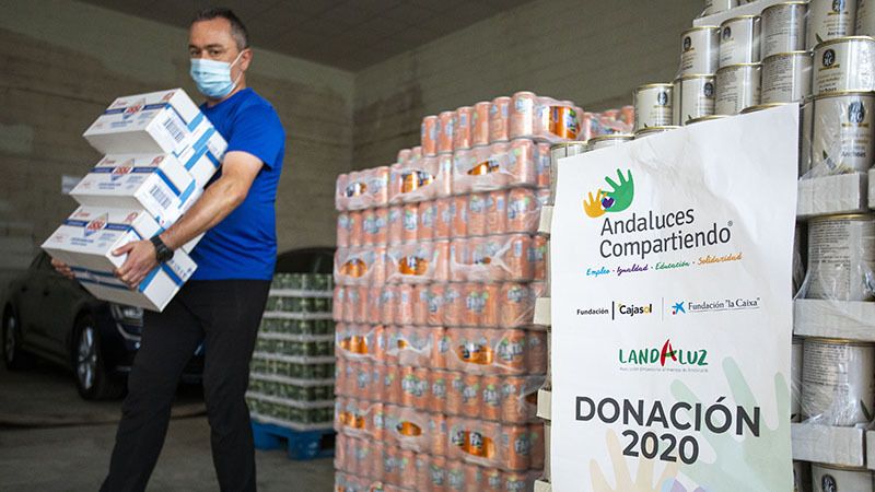 Andaluces Compartiendo dona alimentos a las familias más necesitadas