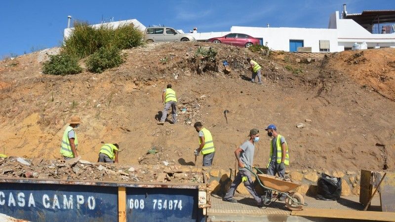 Trabajos de limpieza en el talud que separa las traseras de la calle Martín Alonso con la urbanización Nuevo Centro