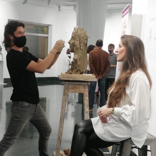 El OCIb clausura su exposición ‘(Es)cultura liberada’ con un busto de Argentina