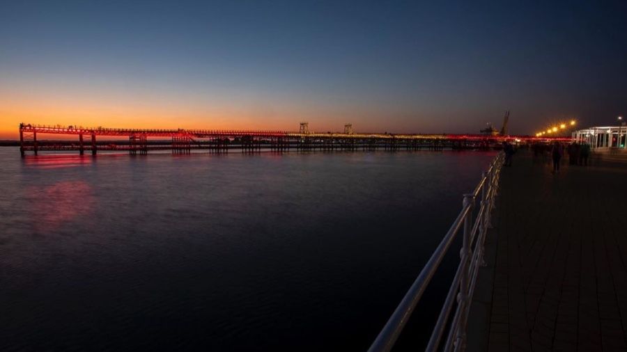 El Muelle del Tinto se viste con la luz de los colores de la bandera de España