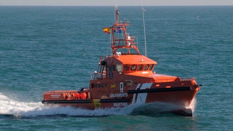 Localizan, sin tripulantes y volcado, el bote del joven de Isla Cristina desaparecido en la mar