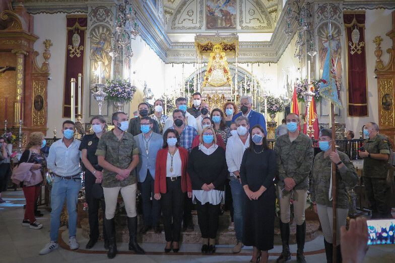 La Guardia Real entrega una mantilla usada en la proclamación del rey a la Virgen del Rocío