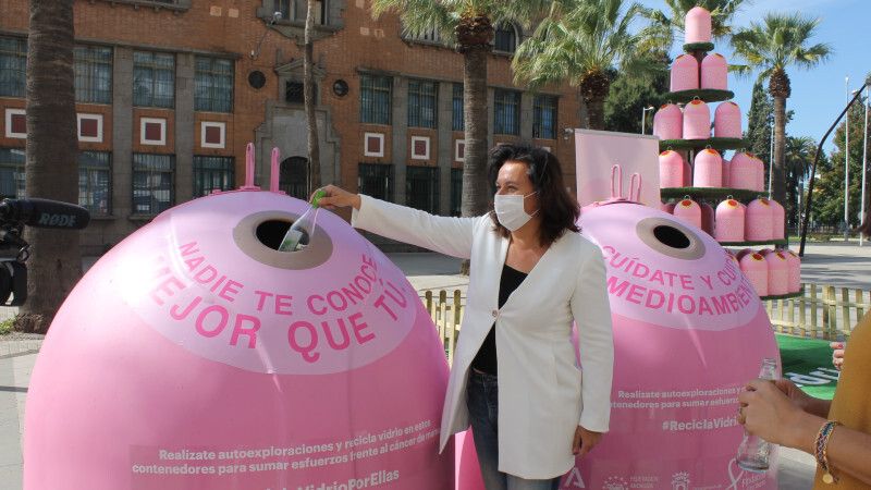 El Ayuntamiento instala 10 contenedores de vidrio en una iniciativa contra el cáncer de mama