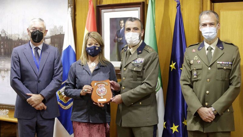 El coronel jefe de la Guardia Real visita el Puerto de Huelva