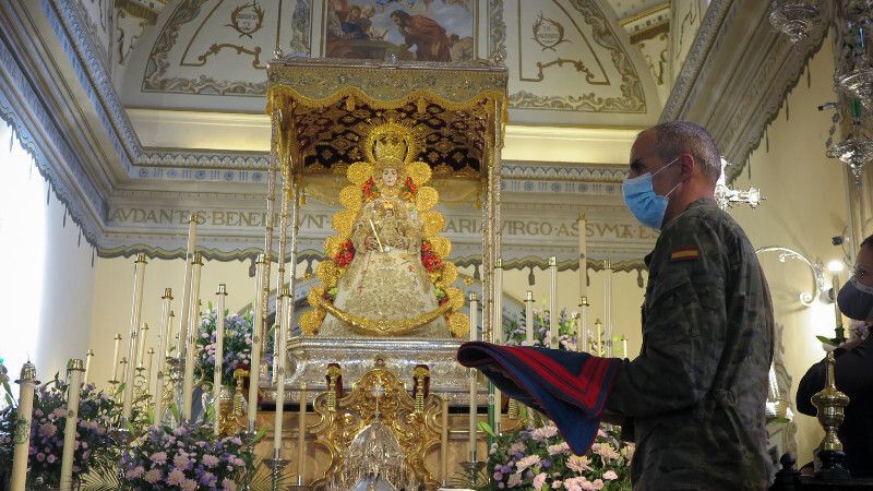 La Guardia Real entrega una mantilla usada en la proclamación del rey a la Virgen del Rocío