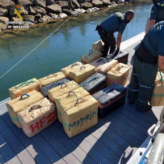 Hallan una tonelada de hachís en una lancha abandonada entre Ayamonte e Isla Cristina