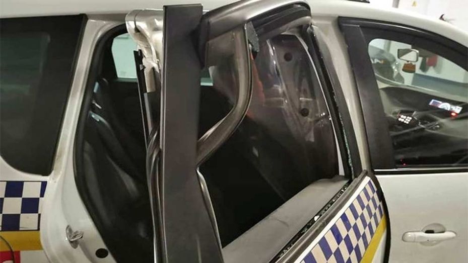 Intenta agredir y rompe el coche patrulla que se lo llevaba tras ser detenido con droga en un botellón