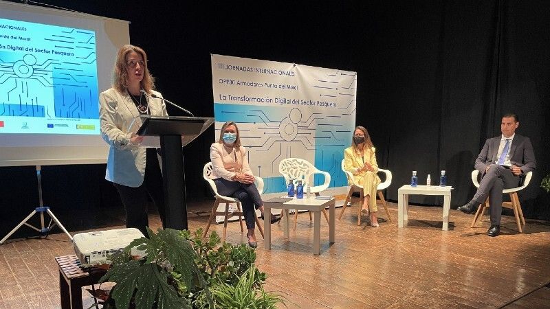 Armadores de Ayamonte recogen residuos plásticos del mar para reciclarlos en ropa deportiva