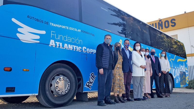 La Ciudad de los Niños estrena un autobús escolar donado por la Fundación Atlantic Copper