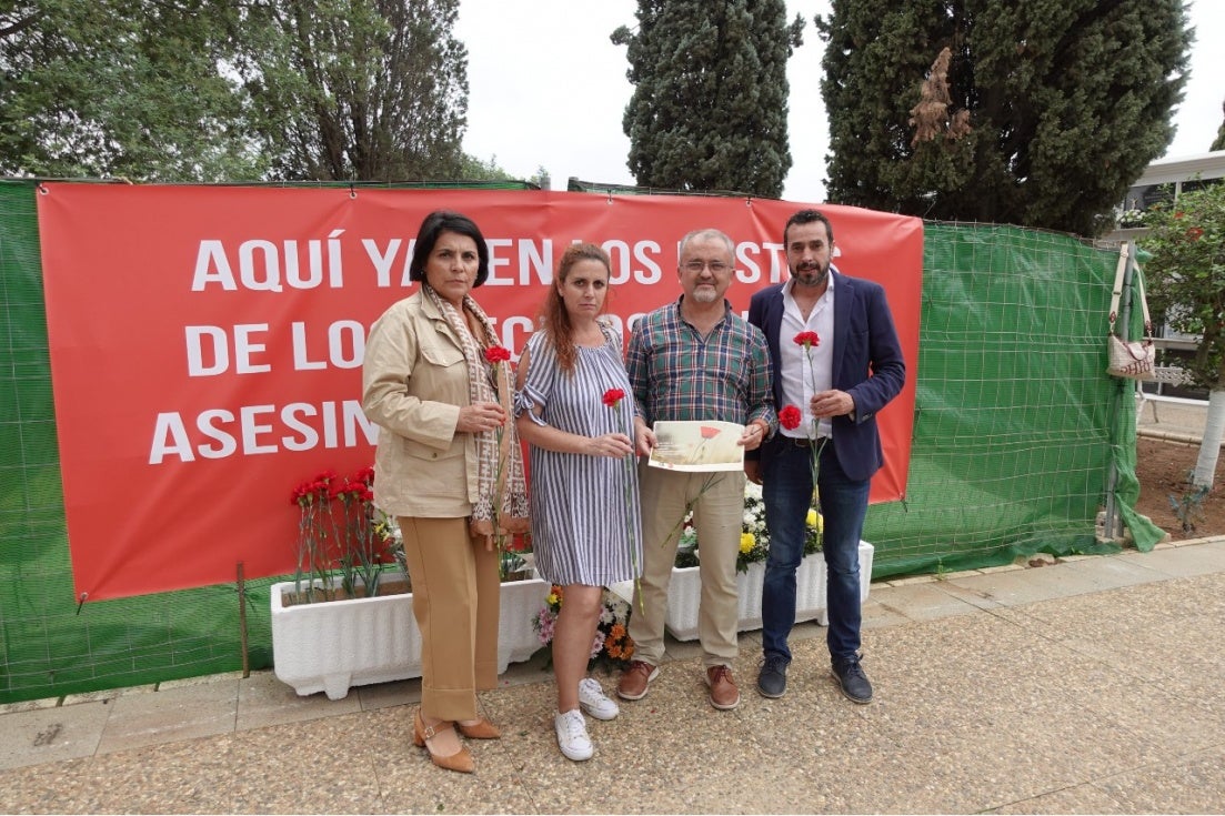 Beas homenajea a los asesinados en la Guerra Civil con un acto en el cementerio de San Juan del Puerto