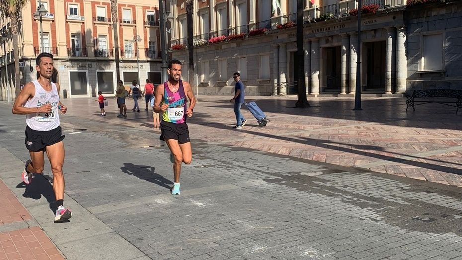 Adrián Andivia y Estefanía Rouco se imponen en la Vuelta a Huelva