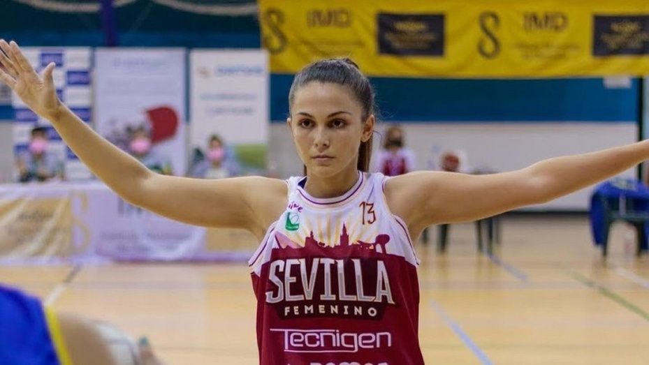 Ana Flores y María Recio, las mejores del Baloncesto Sevilla en su vuelta a la LF-2