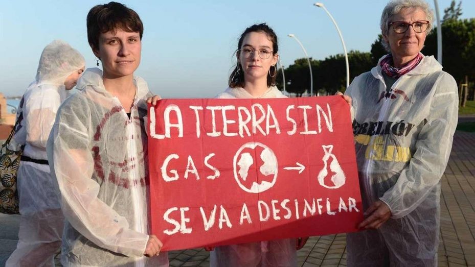 Decenas de jóvenes se manifiestan ante Enagas y Endesa contra una política energética 'que apoya a las empresas y no a las familias'