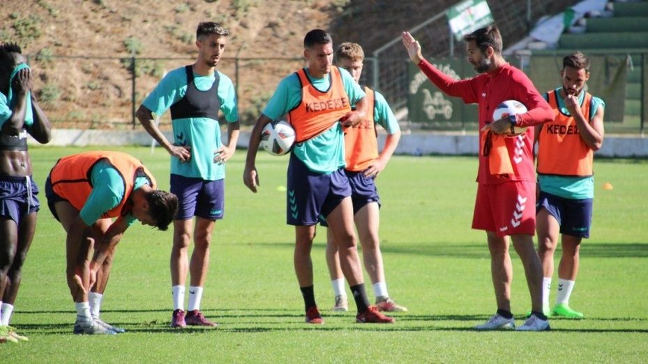 El Antequera de Zambrano y Navas, el sorprendente líder que ya espera al Decano