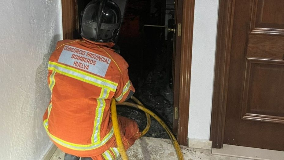 Desalojan un edificio de seis plantas en San Juan del Puerto tras el incendio en el cuarto de contadores