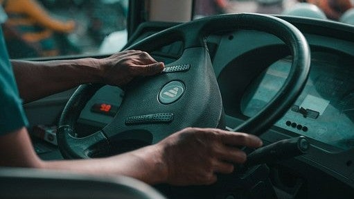Una empresa de transportes de Almonaster precisa de dos conductores de autobús