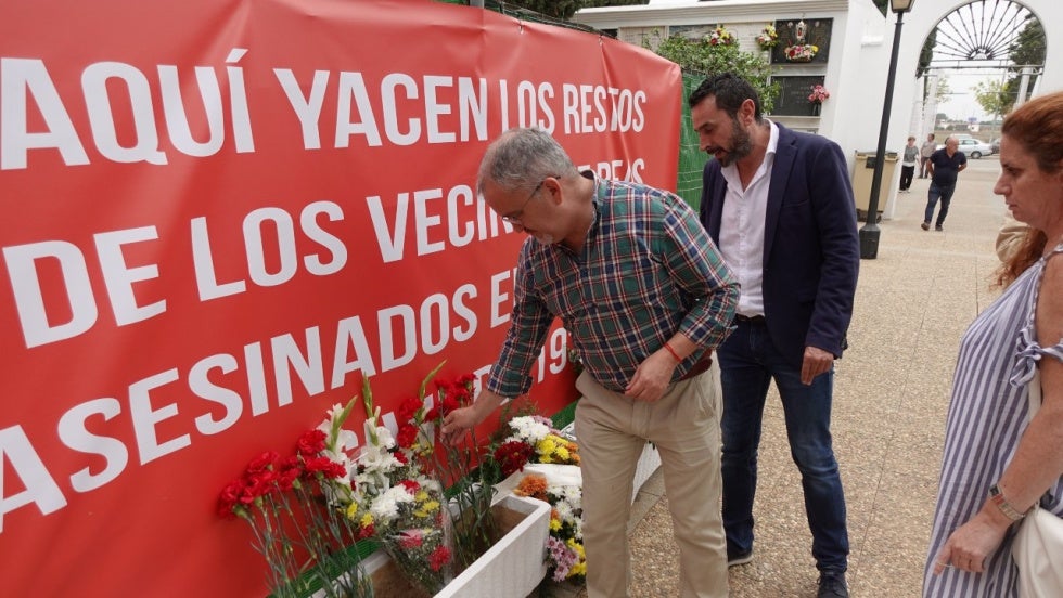 Beas homenajea a los asesinados en la Guerra Civil con un acto en el cementerio de San Juan del Puerto