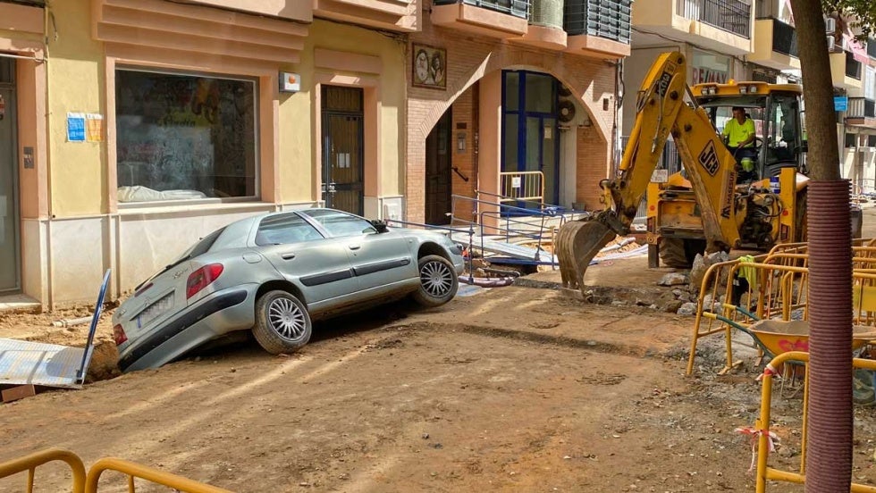 Un coche cae a la zanja de la calle Fernando El Católico donde se han hallado restos arqueológicos