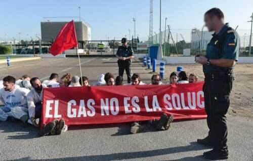 Decenas de jóvenes se manifiestan ante Enagas y Endesa contra una política energética 'que apoya a las empresas y no a las familias'