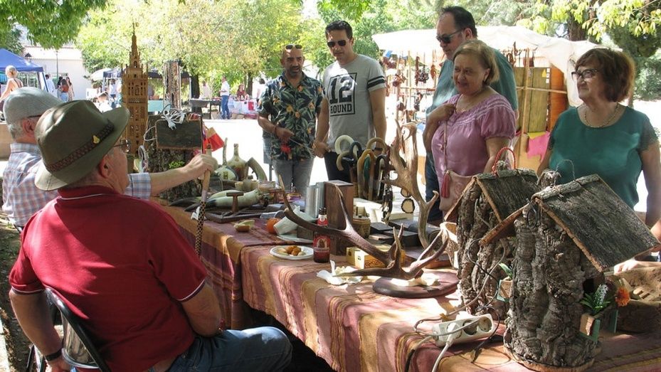 Una treintena de artistas participan en el Mercadillo Artesanal ‘La Alfilla'