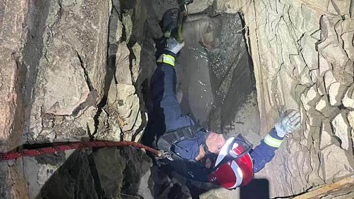 Los bomberos rescatan a un poni que cayó a un pozo en una finca de Valdelamusa