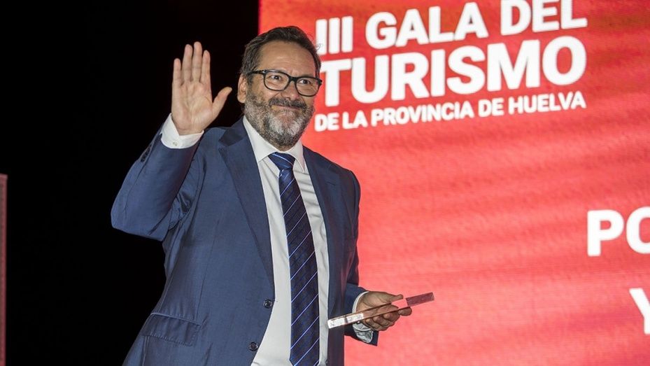 Caraballo reaparece para recoger el premio 'Amigo del Turismo de Huelva'