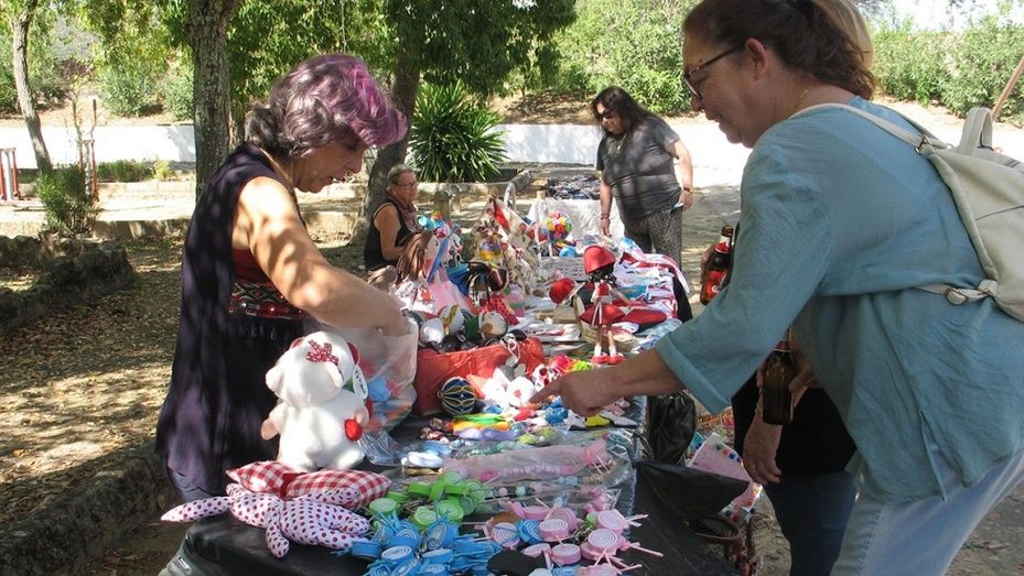 Una treintena de artistas participan en el Mercadillo Artesanal ‘La Alfilla'